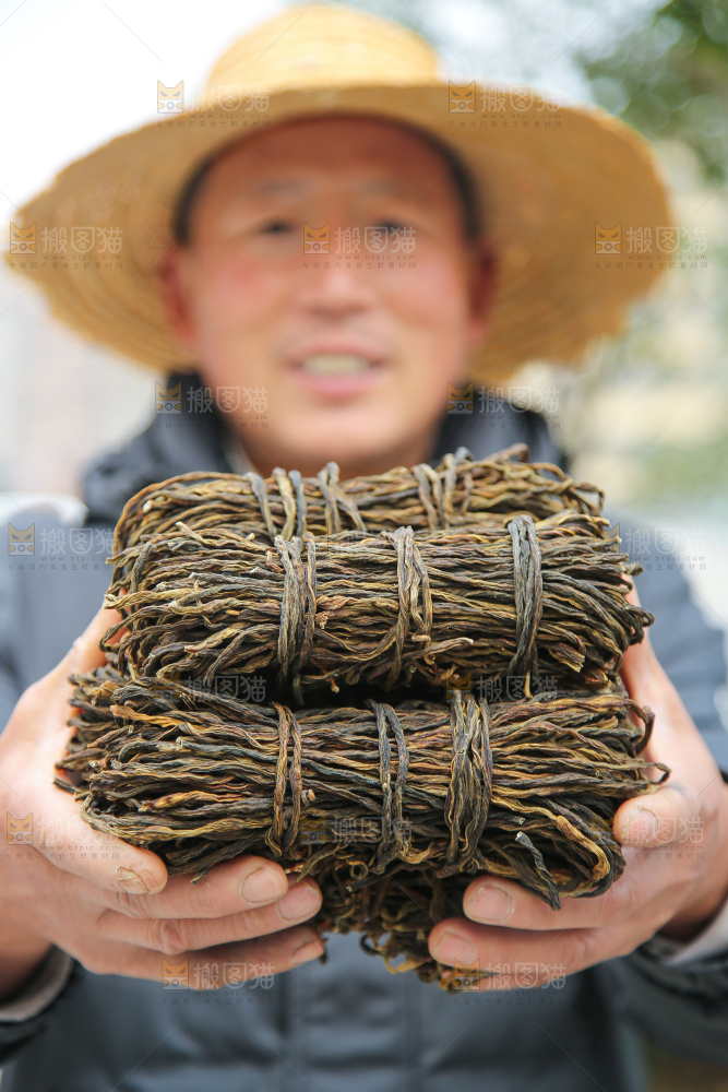 手里拿着干豆角