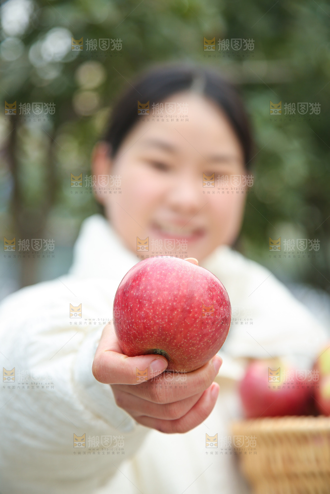 手里拿着国光苹果