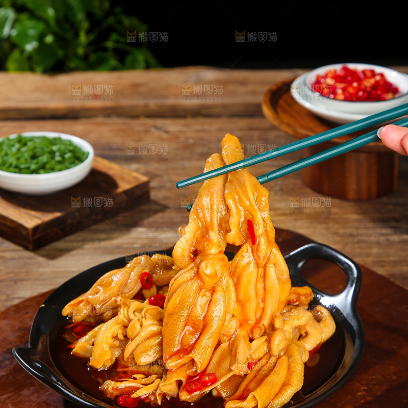 木底上的无骨鸭掌