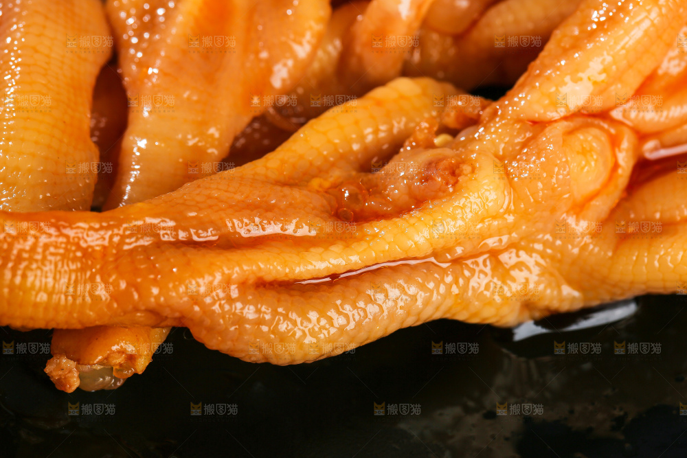 木底上的无骨鸭掌