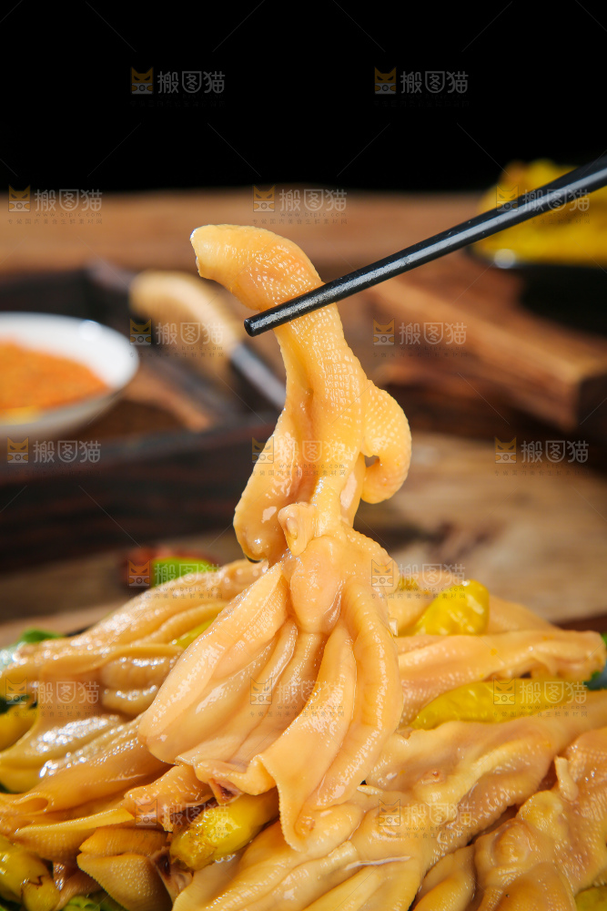 木底上的无骨鸭掌
