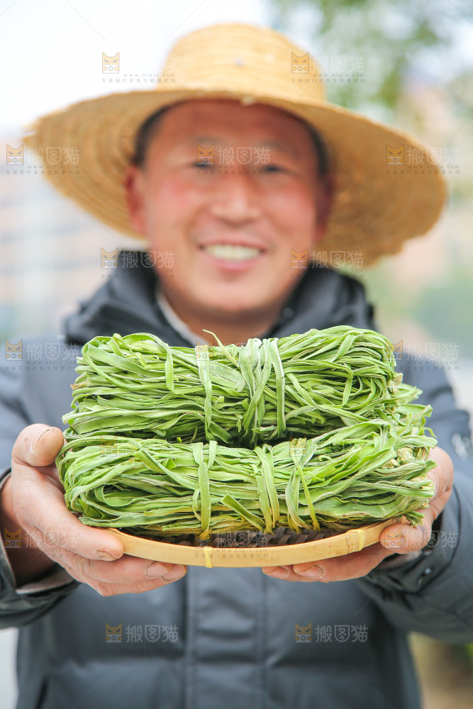 手里拿着贡菜