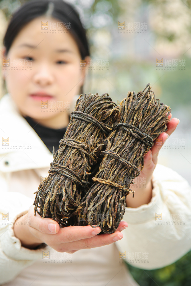 手里拿着干豆角