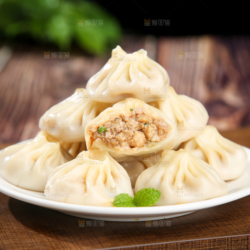 木底上的薄皮小笼包