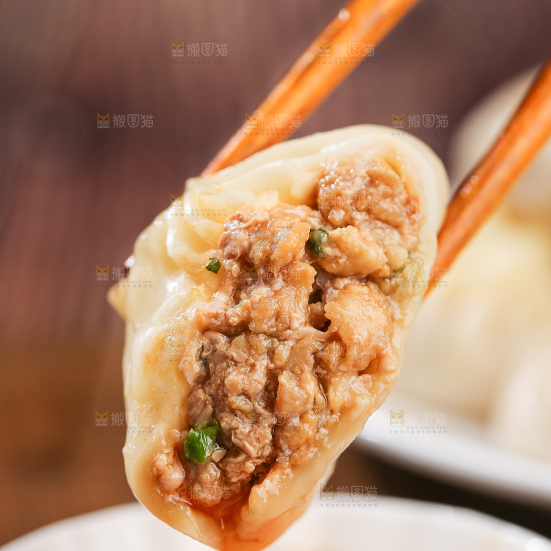 木底上的薄皮小笼包