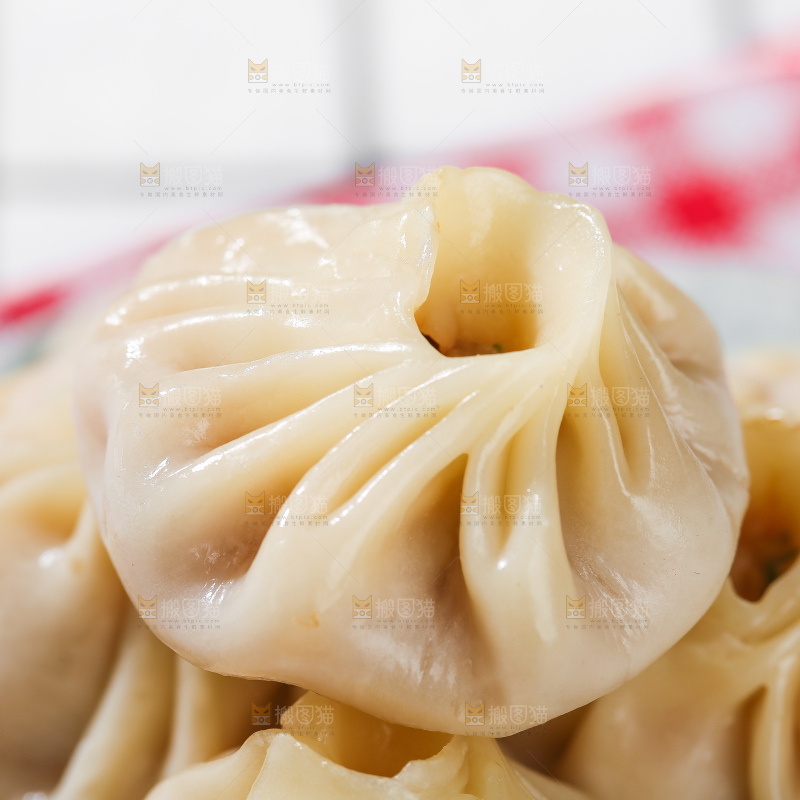 浅底上的薄皮小笼包