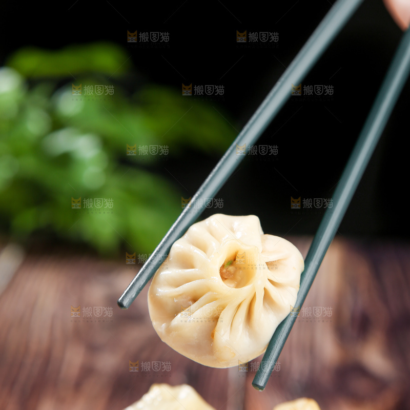 木底上的薄皮小笼包