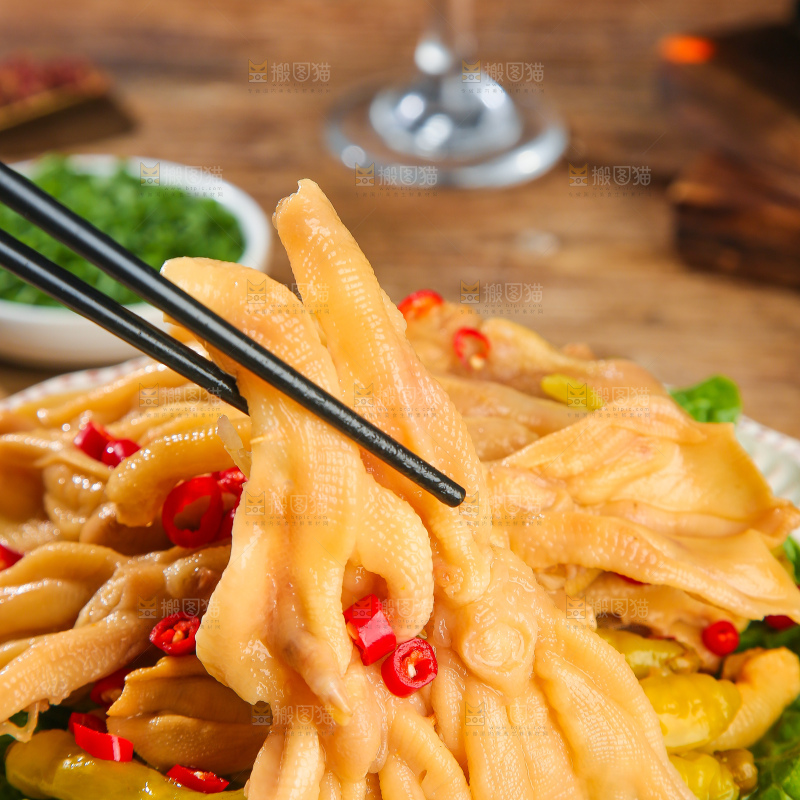 木底上的无骨鸭掌