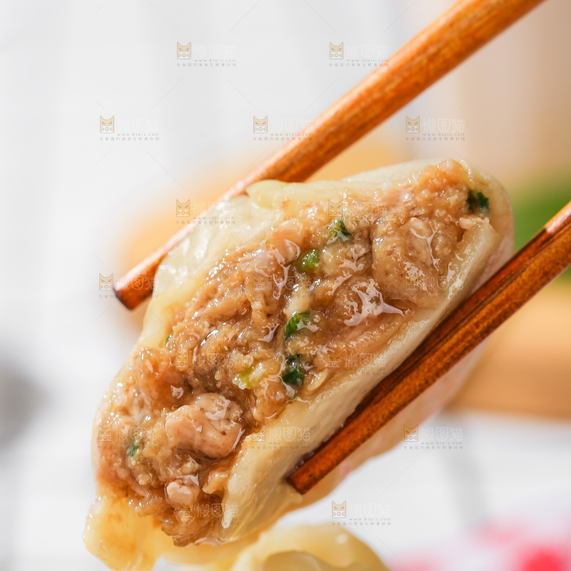 浅底上的薄皮小笼包