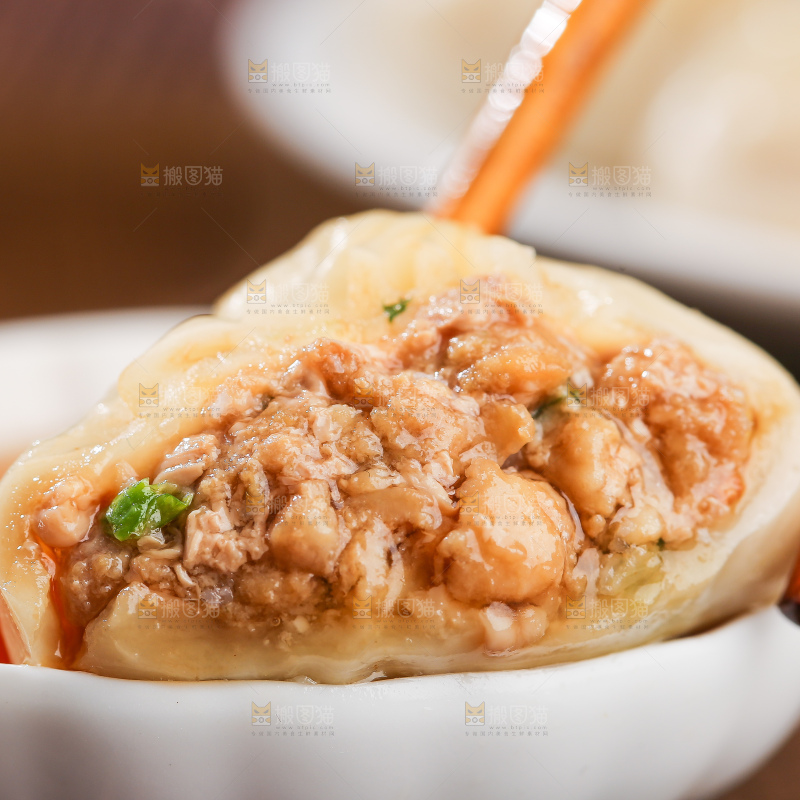 木底上的薄皮小笼包