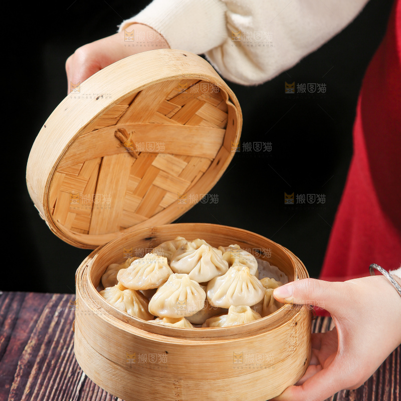 木底上的薄皮小笼包