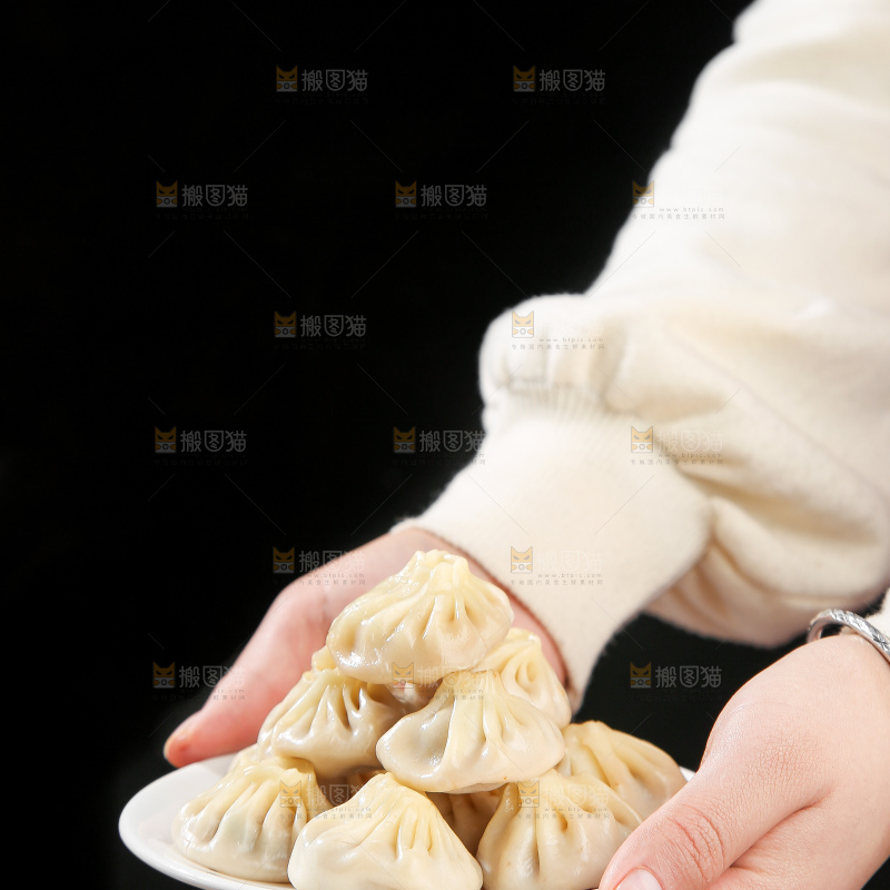 木底上的薄皮小笼包