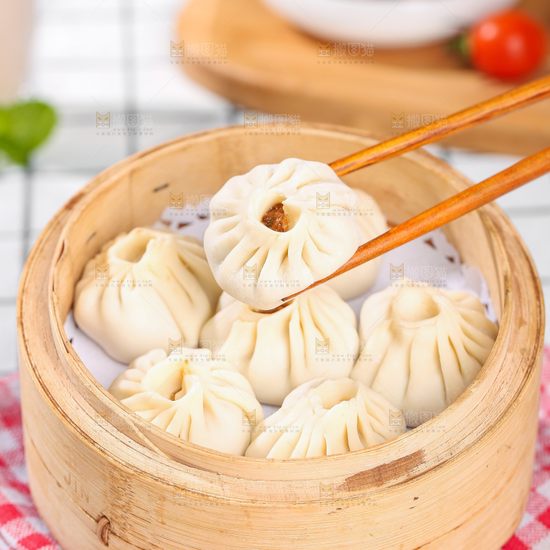 浅底上的薄皮小笼包