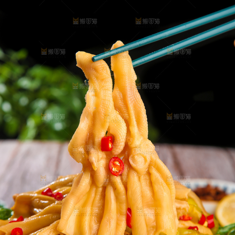 木底上的无骨鸭掌