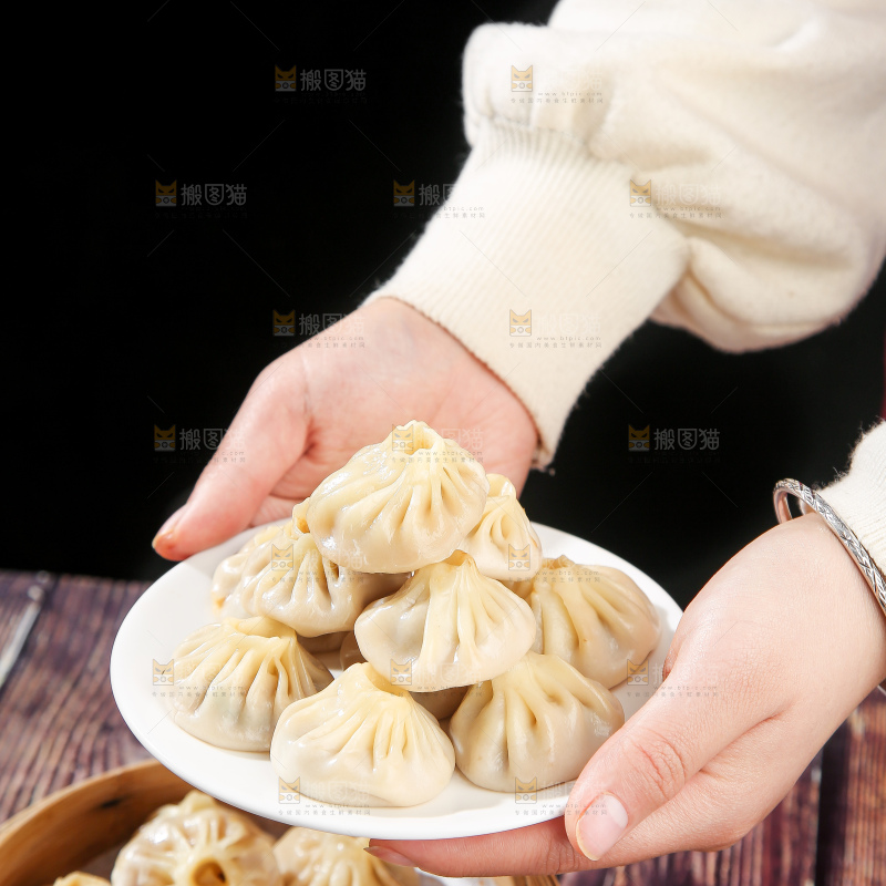 木底上的薄皮小笼包