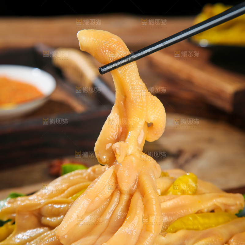 木底上的无骨鸭掌