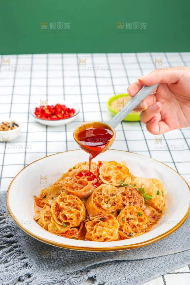 浅底上的凉拌面藕