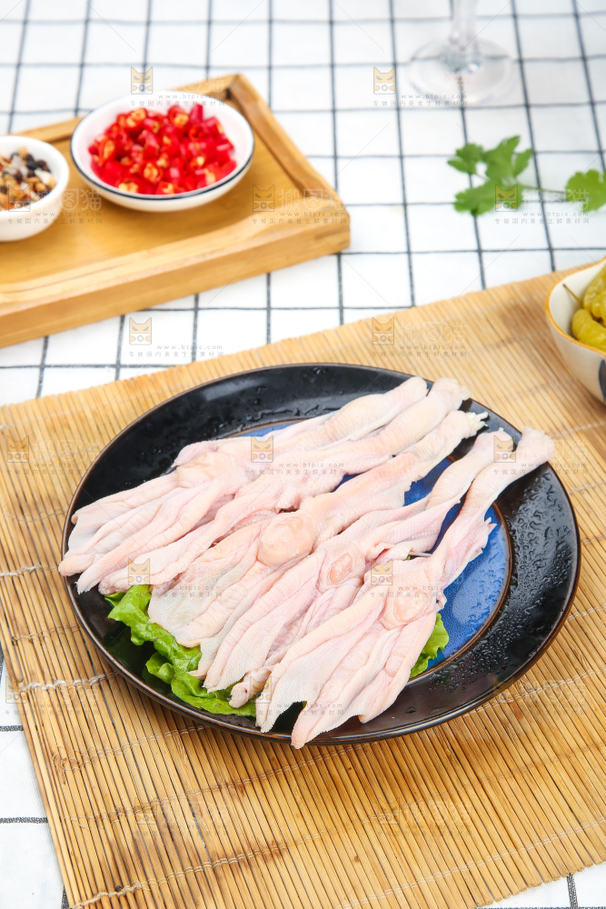 盘子里的新鲜鸭掌