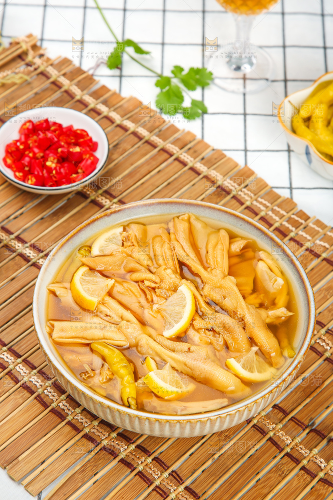 浅底上的无骨鸭掌