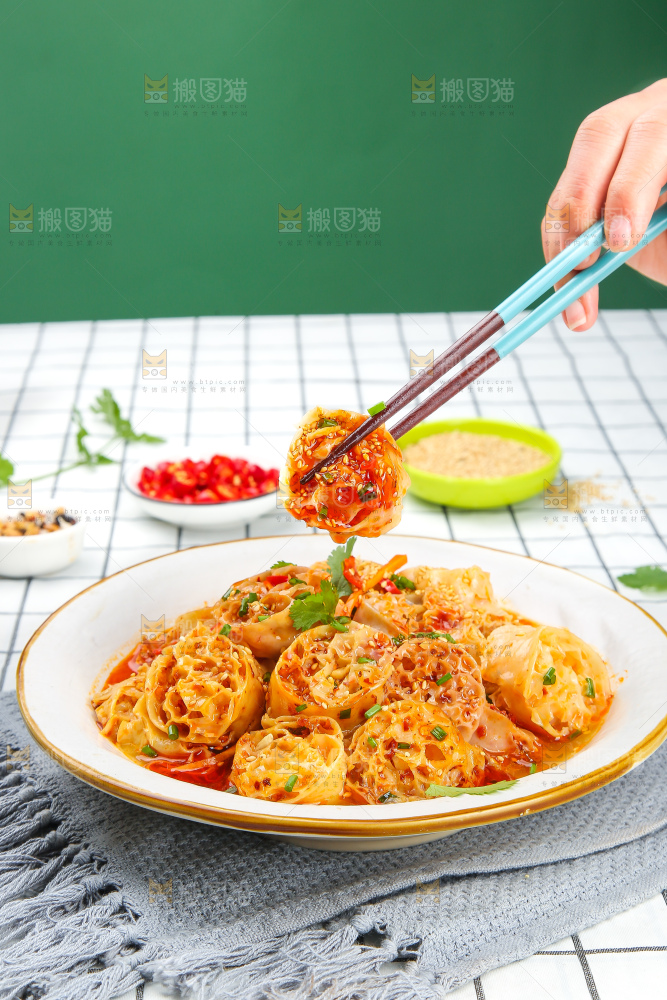 浅底上的凉拌面藕