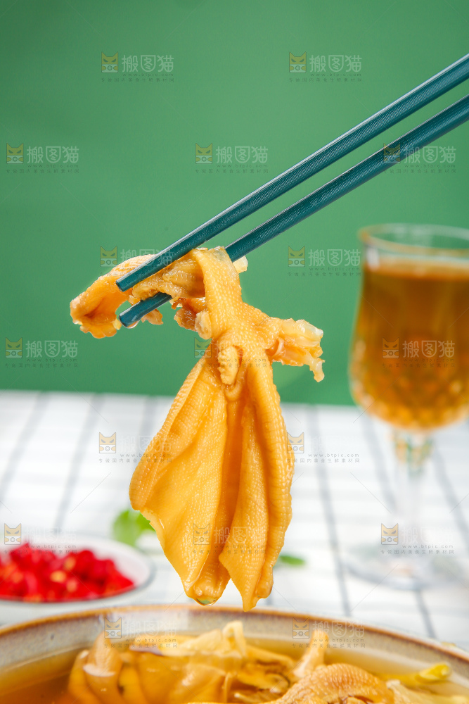浅底上的无骨鸭掌