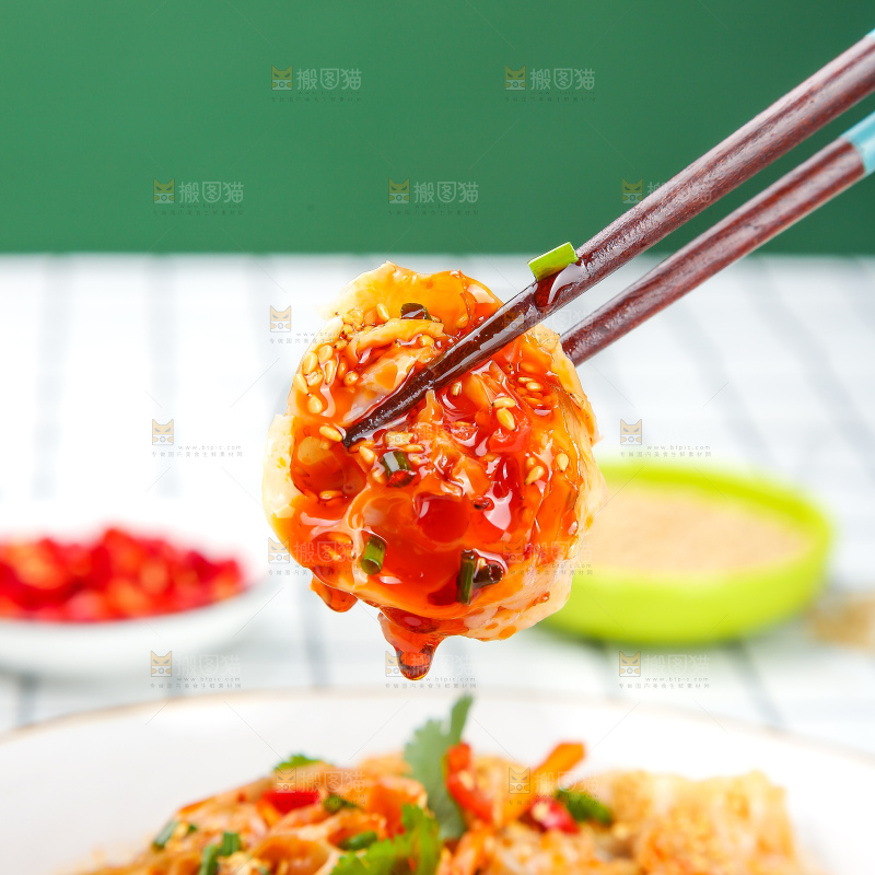 浅底上的凉拌面藕