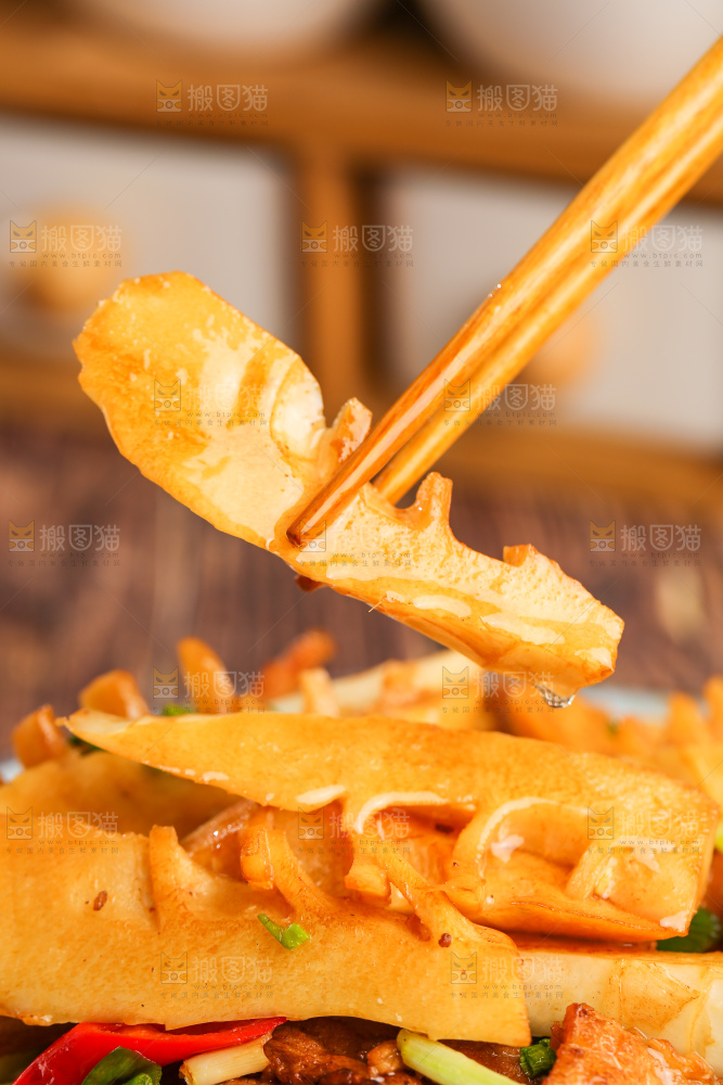 木底上的雷笋炒肉