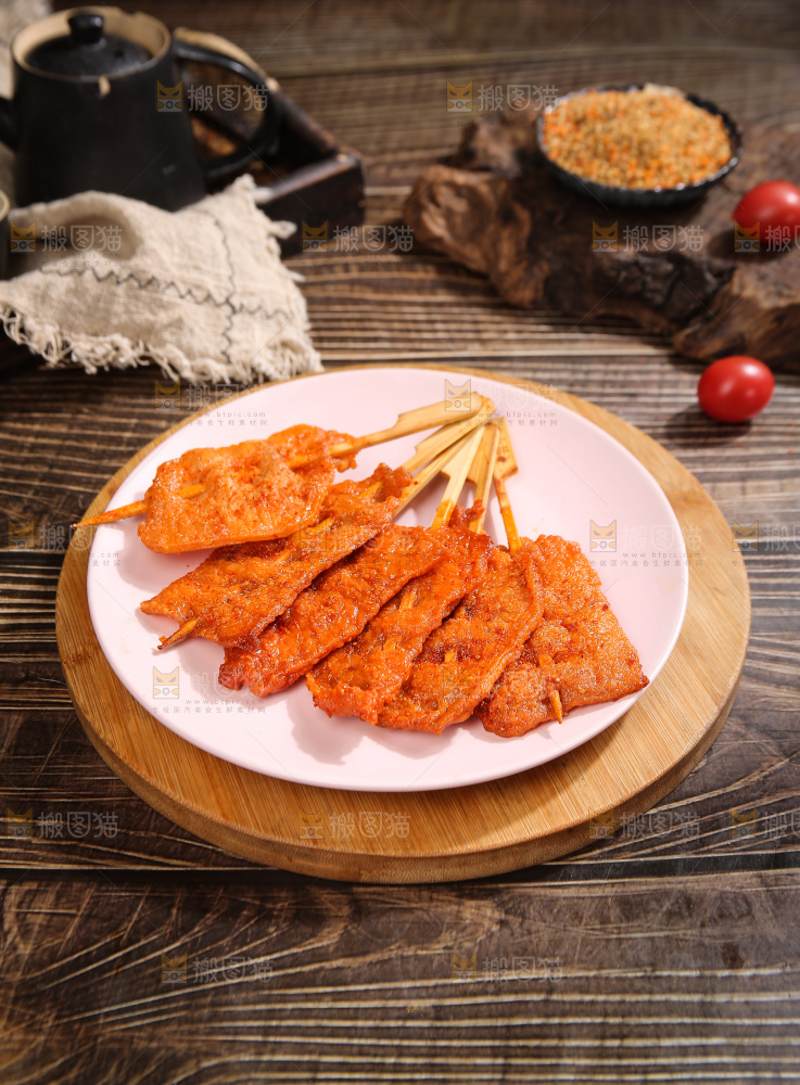 深底上的里脊肉串