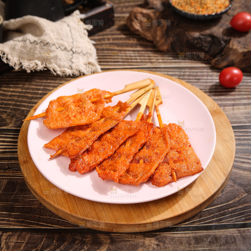 深底上的里脊肉串