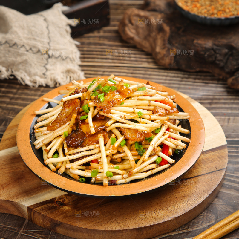 深底上的折耳根炒腊肉