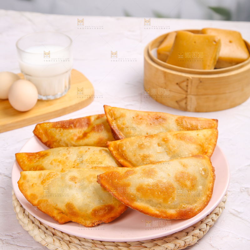浅底上的脆皮菜饺