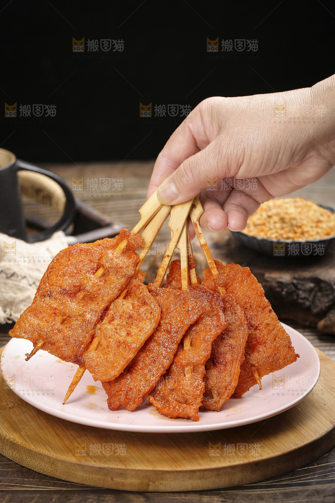 深底上的里脊肉串