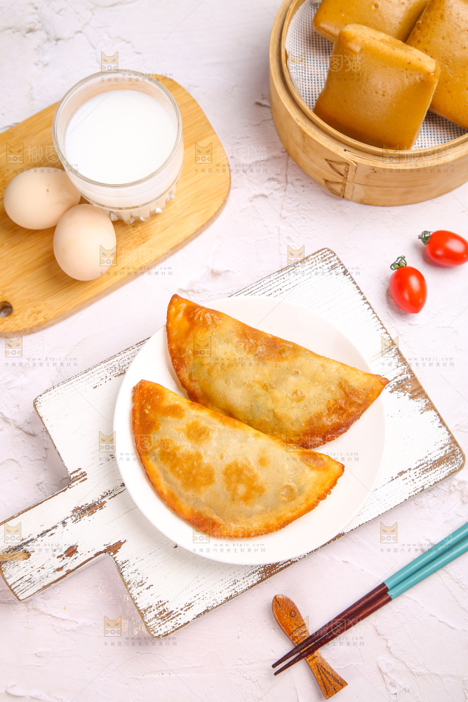 浅底上的脆皮菜饺