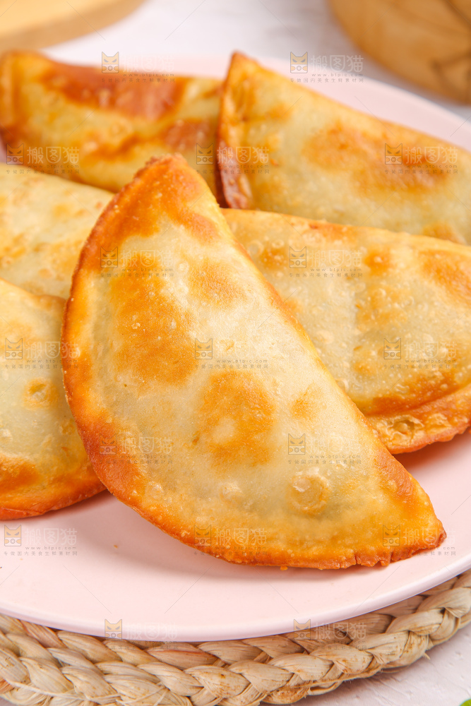 浅底上的脆皮菜饺