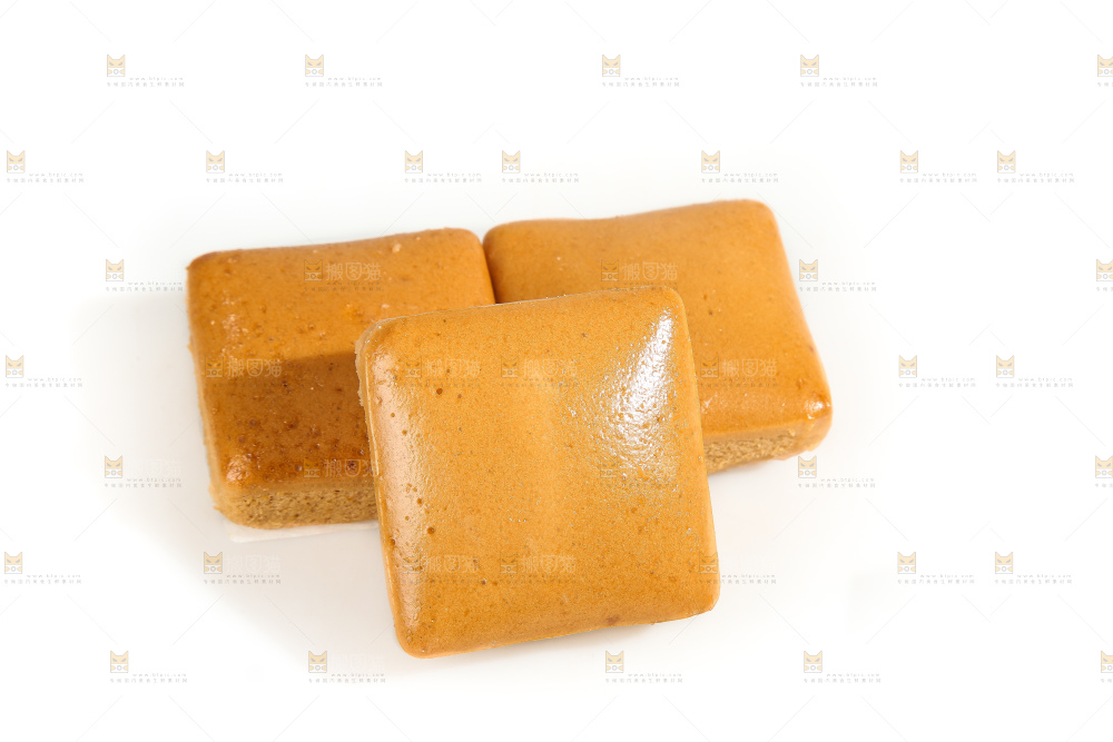 白底上的红糖蒸糕