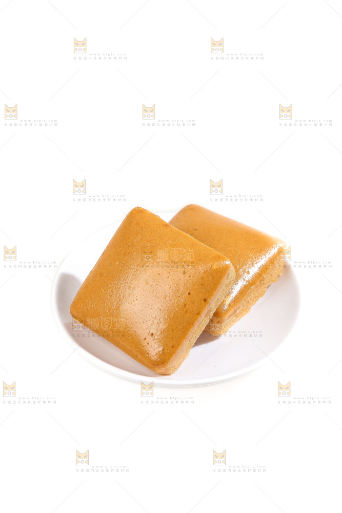 白底上的红糖蒸糕