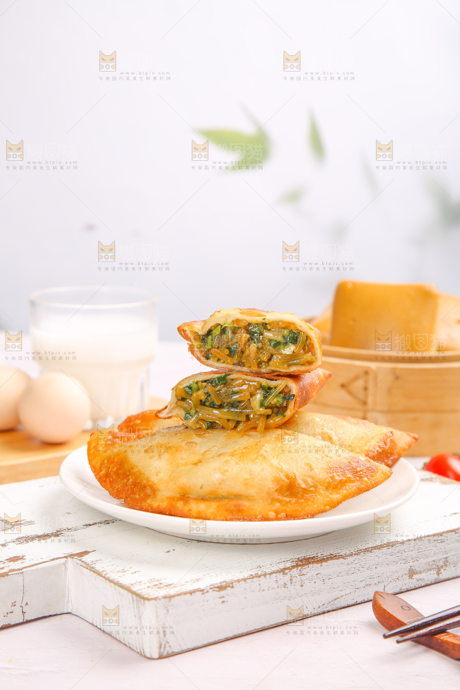 浅底上的脆皮菜饺