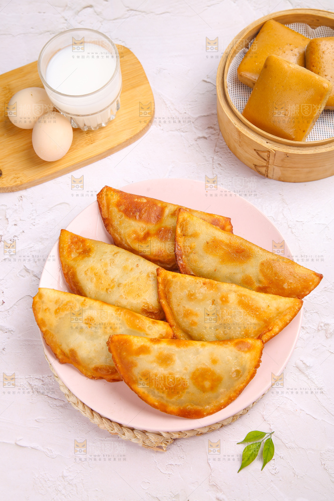 浅底上的脆皮菜饺