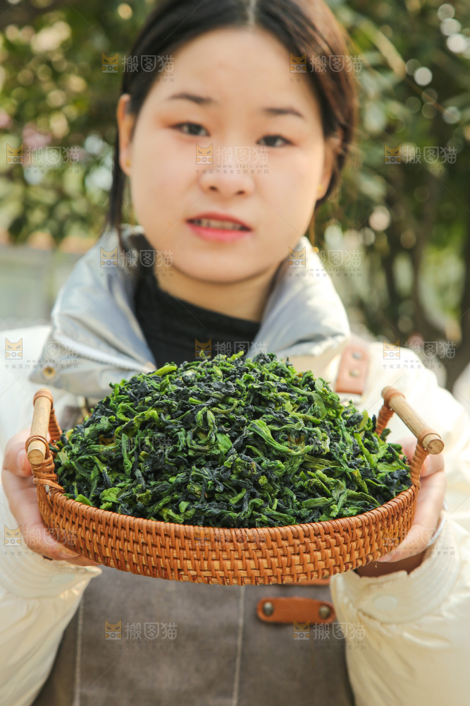 手里拿着青菜干