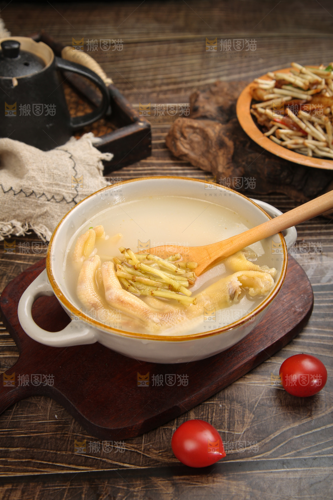 深底上的折耳根鸭掌汤