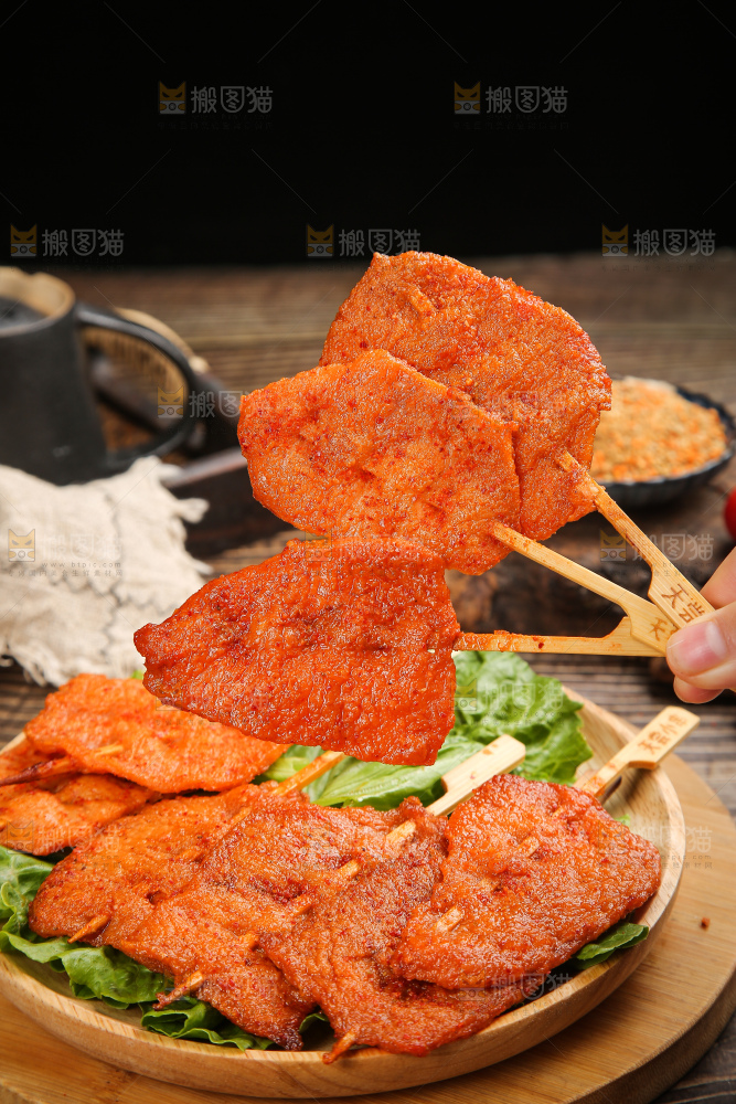 深底上的里脊肉串