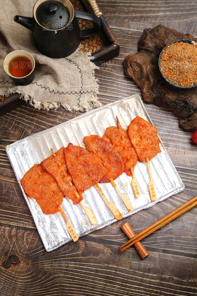 深底上的里脊肉串