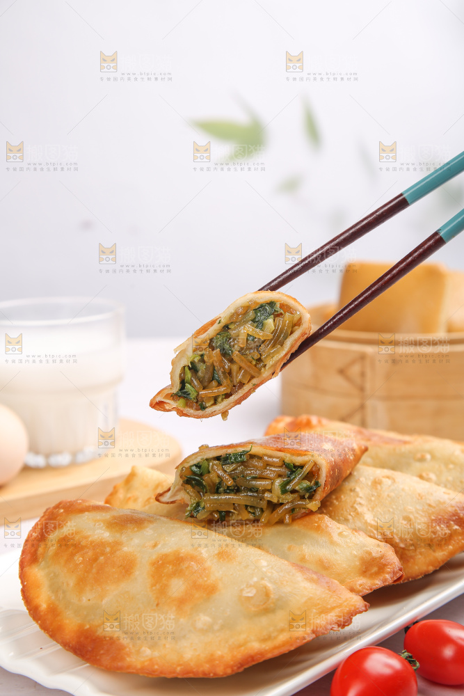 浅底上的脆皮菜饺