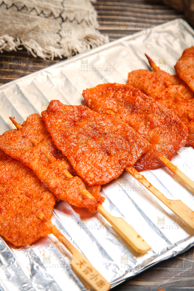 深底上的里脊肉串