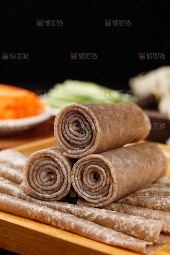 深底上的黑全麦卷饼