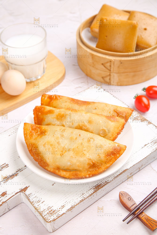 浅底上的脆皮菜饺