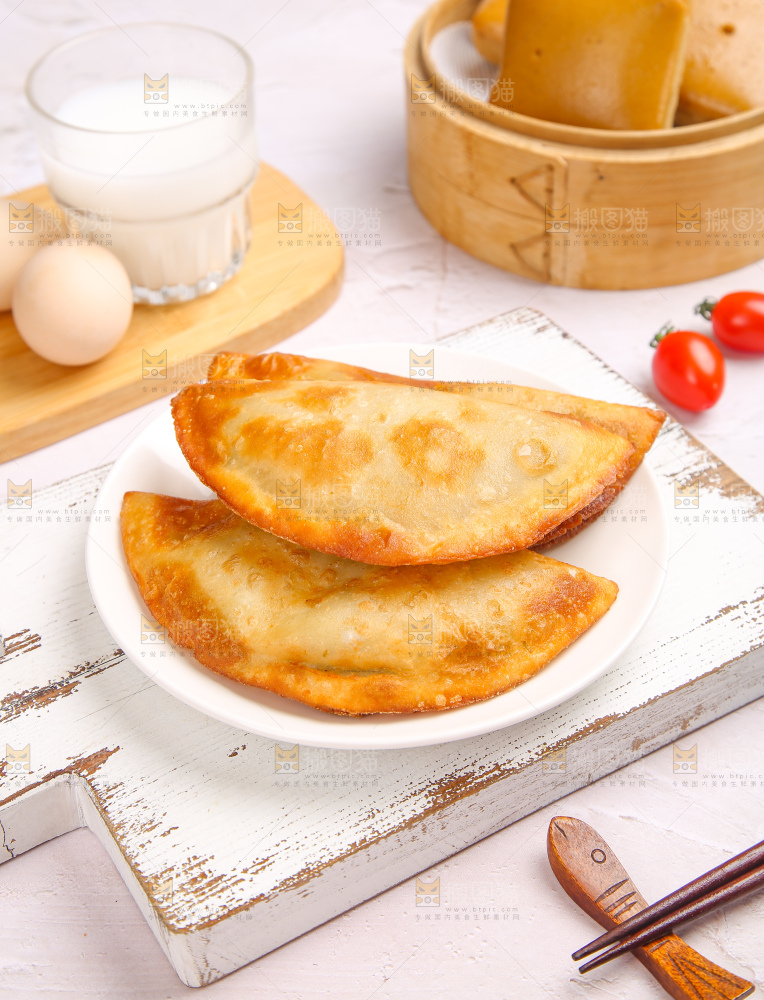 浅底上的脆皮菜饺