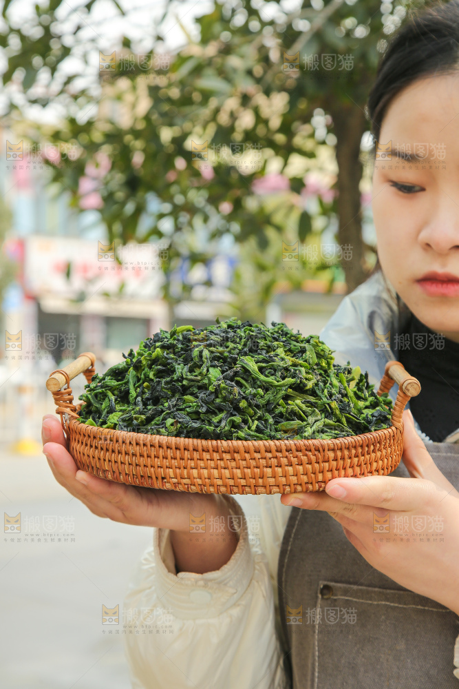 手里拿着青菜干