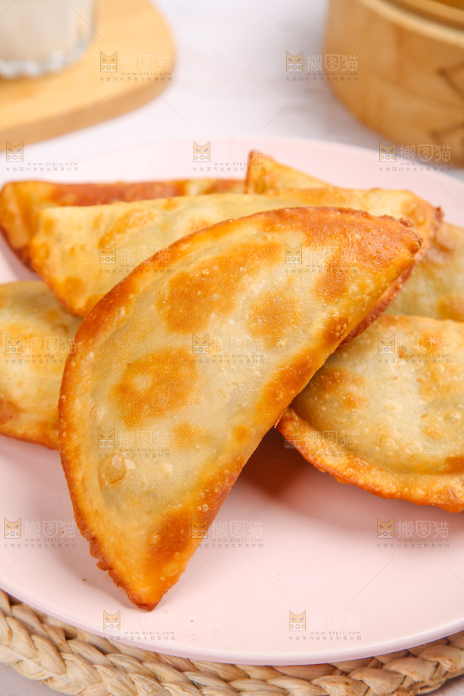 浅底上的脆皮菜饺