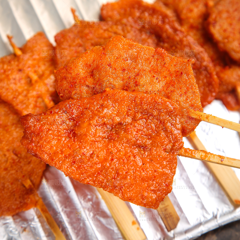 深底上的里脊肉串